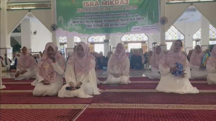 Dharma Wanita Persatuan Pemerintah Provinsi Sulawesi Tenggara menggelar Sholawat Badar pada peringatan Isra Mikraj 1446 H/ 2025 M di Masjid Al Kautsar, 31 Januari 2025. (foto/Humas Pemprov Sultra)